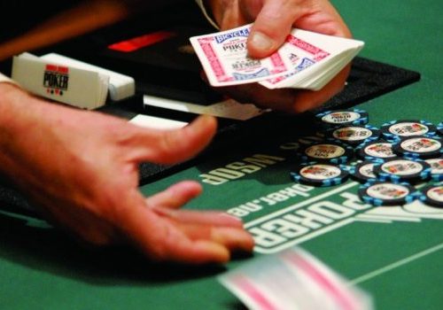 Дилер в покере